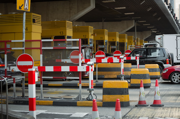 Multilane toll booth